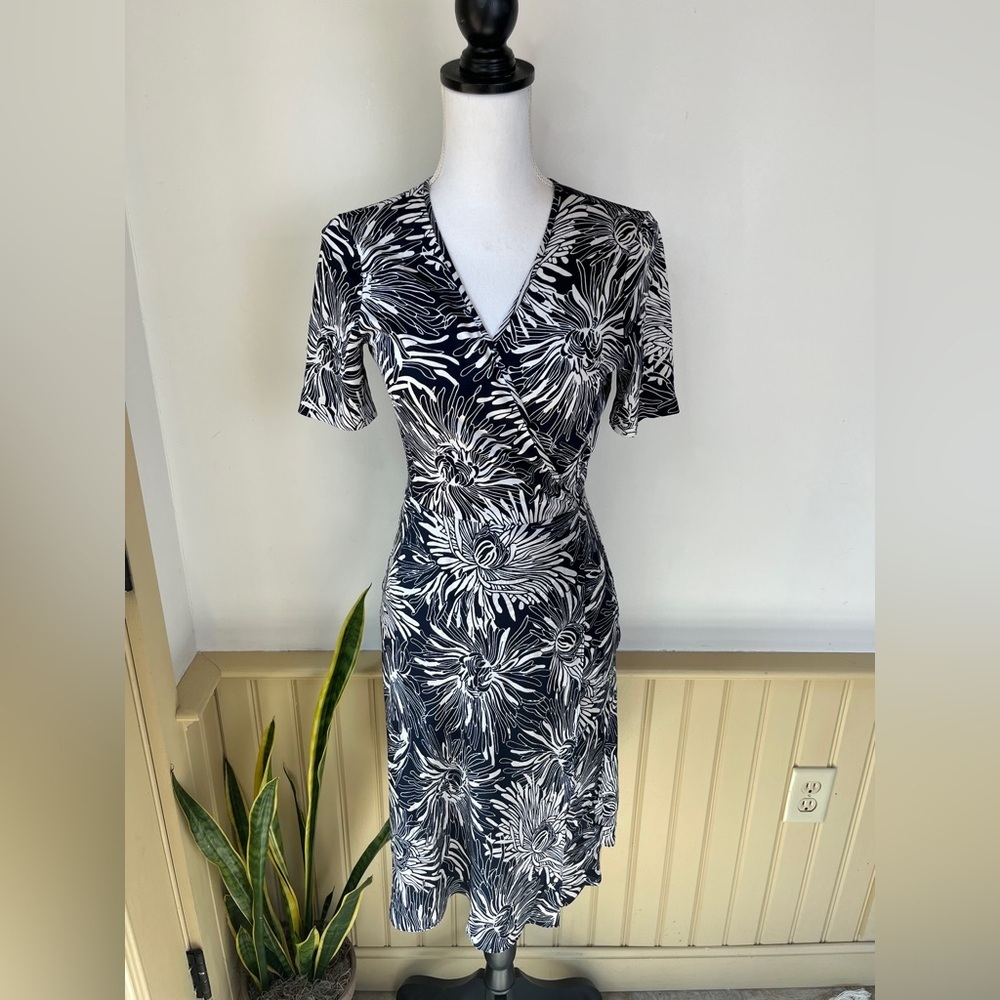 Diane von Furstenberg Silk Wrap Dress 4 Navy White Floral Old Money Luxury Work